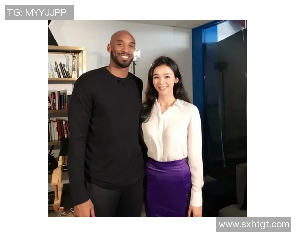 南美足球明星与女单选手亲密合影展现运动魅力与友谊之美